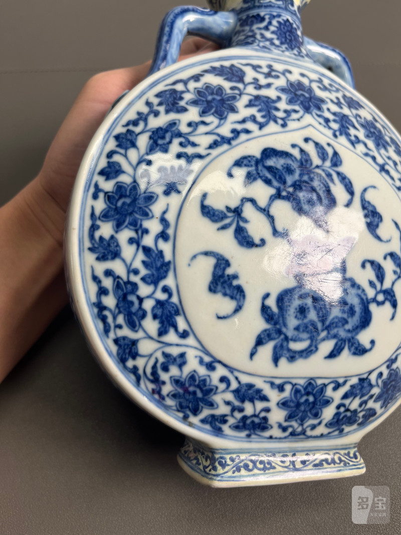 清乾隆  青花缠枝花卉福寿纹抱月瓶 - 图12
